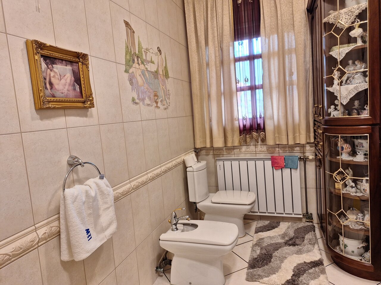 Csempézett fürdőszoba ablakkal